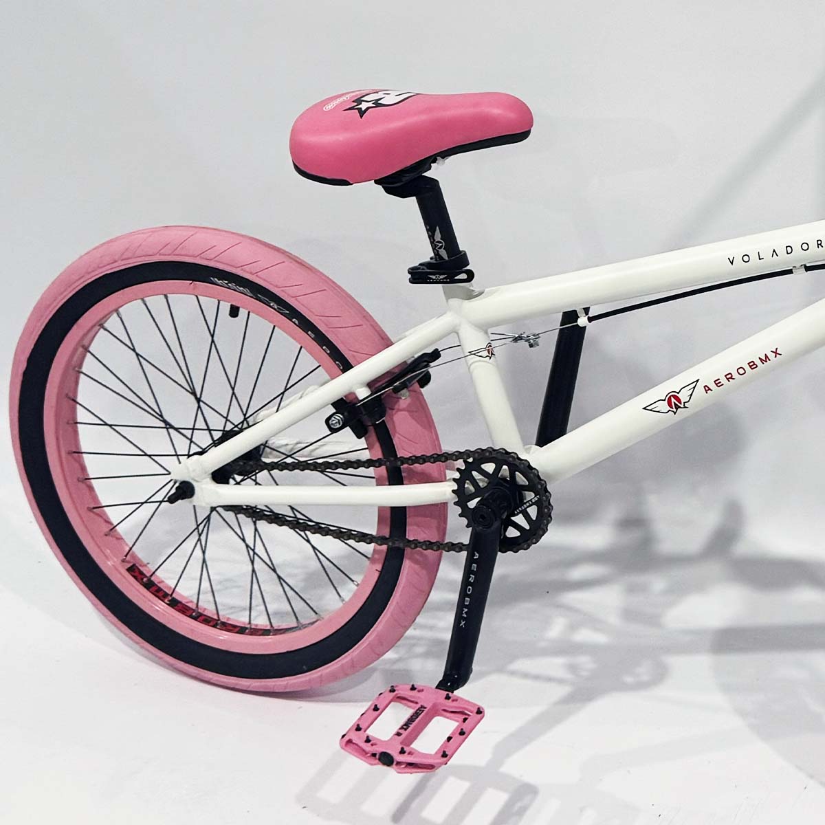 Bicicleta BMX Aerobmx Volador Centro Americano con cranks Rodado 20 color blanco-rosa