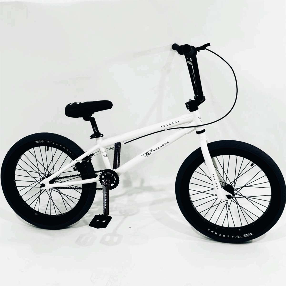 Bicicleta BMX Aerobmx Volador Centro Americano con cranks Rodado 20 color blanco