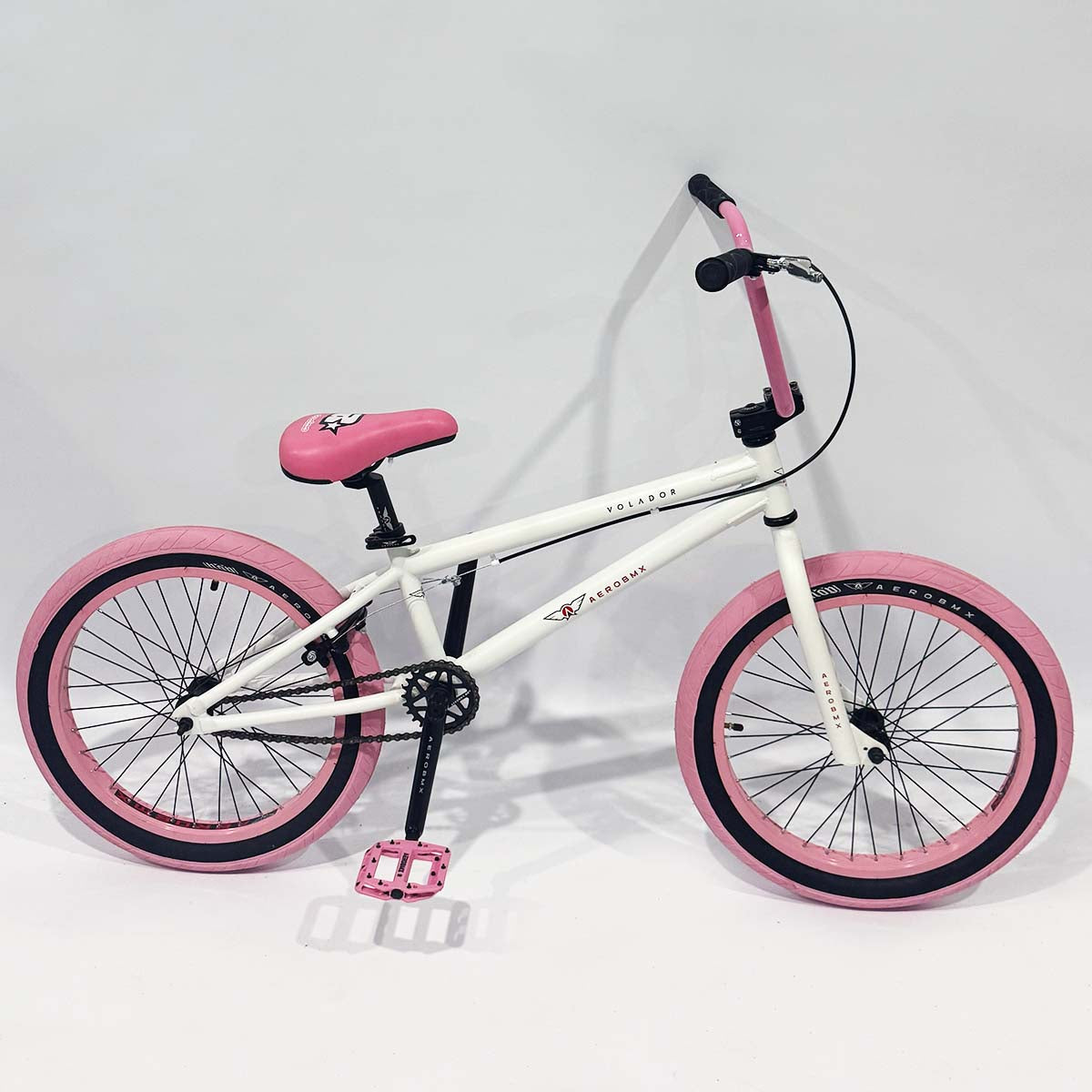 Bicicleta BMX Aerobmx Volador Centro Americano con cranks Rodado 20 color blanco-rosa