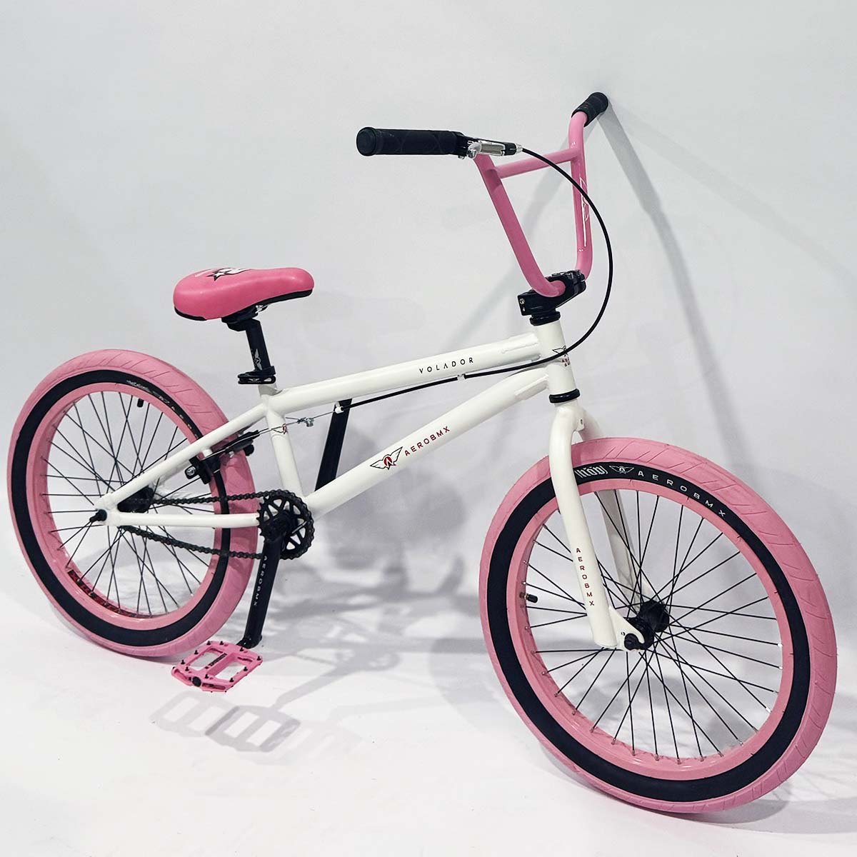 Bicicleta BMX Aerobmx Volador Centro Americano con cranks Rodado 20 color blanco-rosa