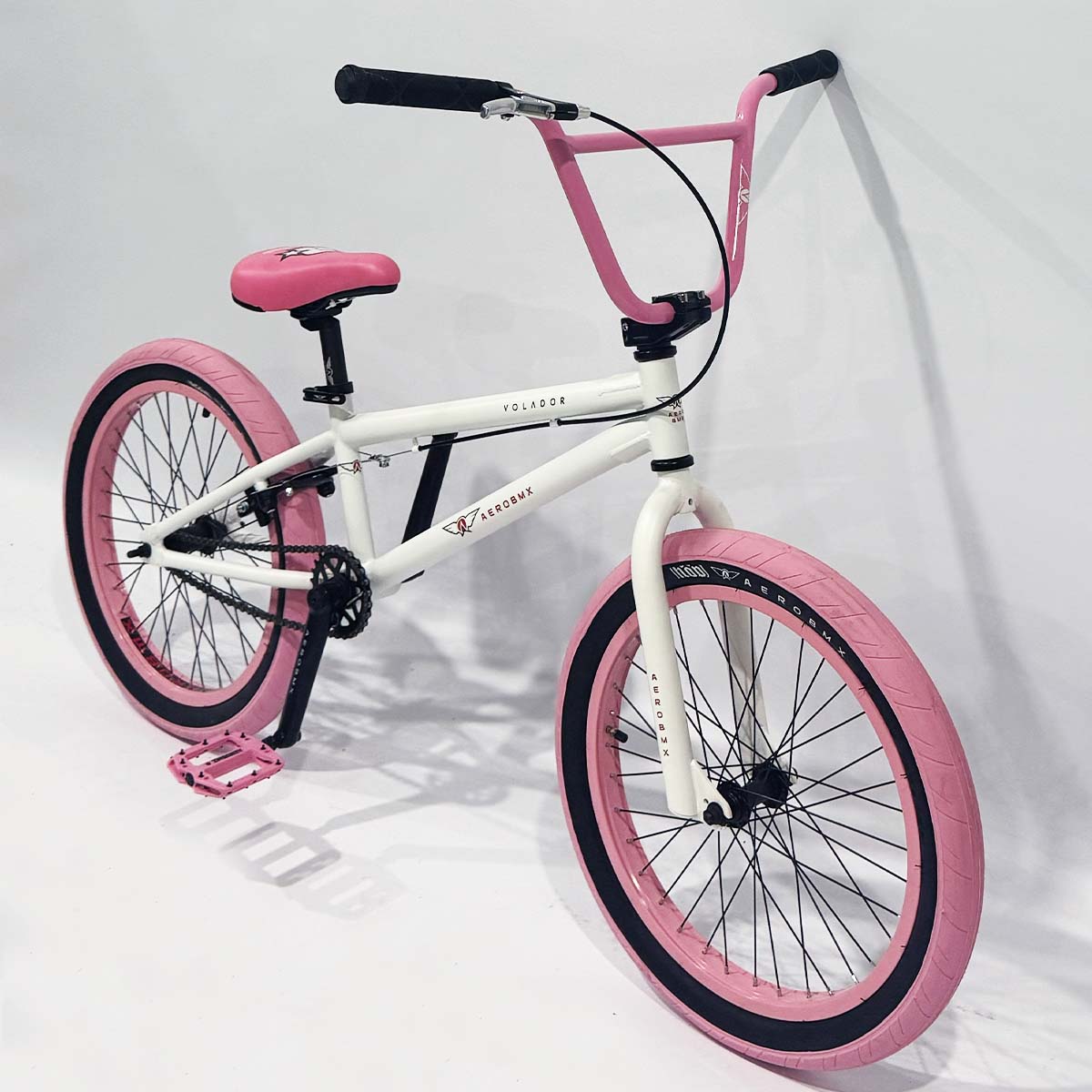 Bicicleta BMX Aerobmx Volador Centro Americano con cranks Rodado 20 color blanco-rosa