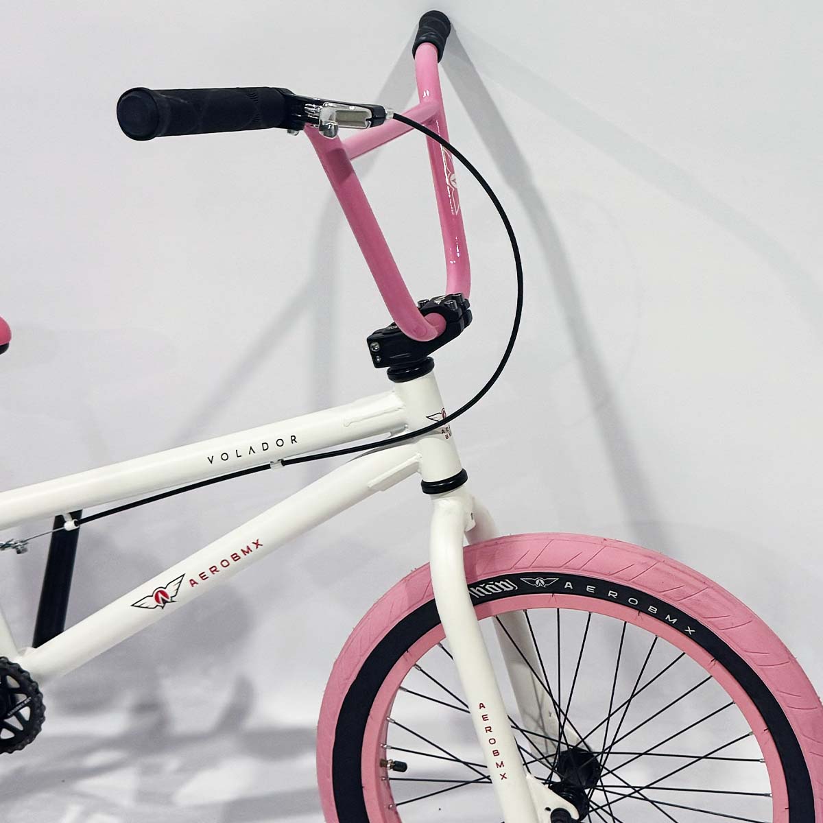 Bicicleta BMX Aerobmx Volador Centro Americano con cranks Rodado 20 color blanco-rosa