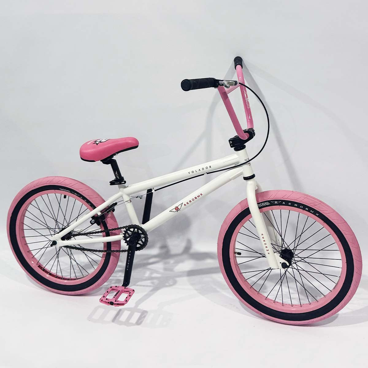 Bicicleta BMX Aerobmx Volador Centro Americano con cranks Rodado 20 color blanco-rosa
