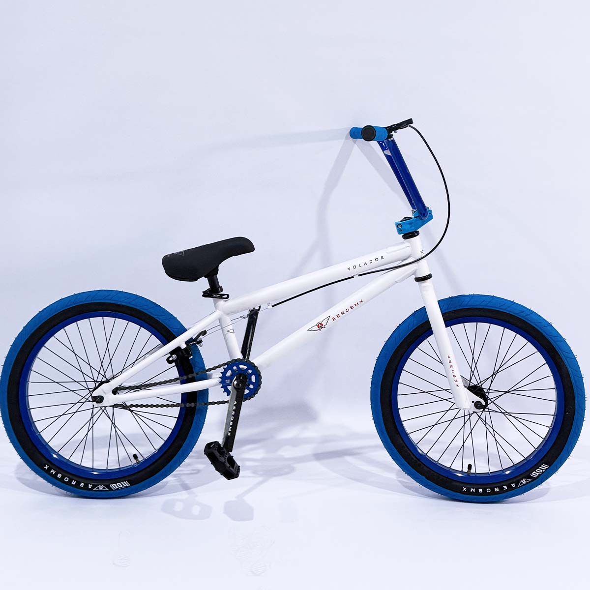 Bicicleta BMX Aerobmx Volador Centro Americano con cranks Rodado 20 color blanco-azul