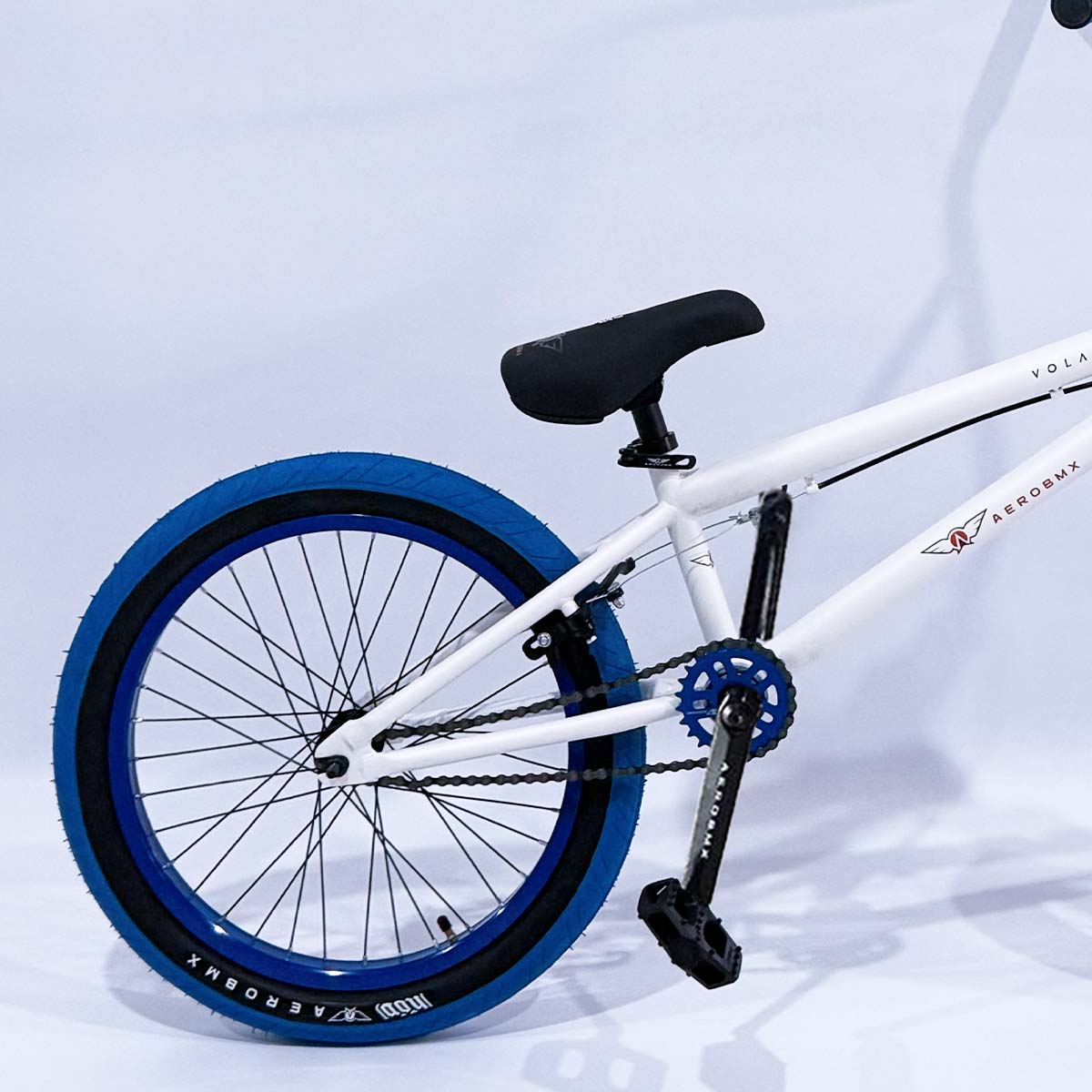 Bicicleta BMX Aerobmx Volador Centro Americano con cranks Rodado 20 color blanco-azul