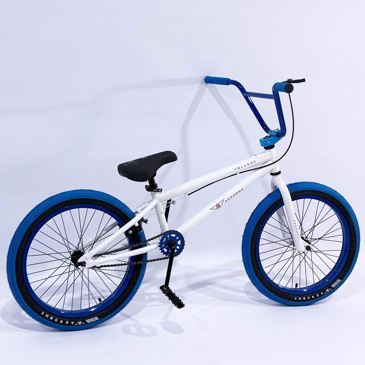 Bicicleta Bmx Aerobmx Volador Centro Americano Rodado 20 color blanco-azul