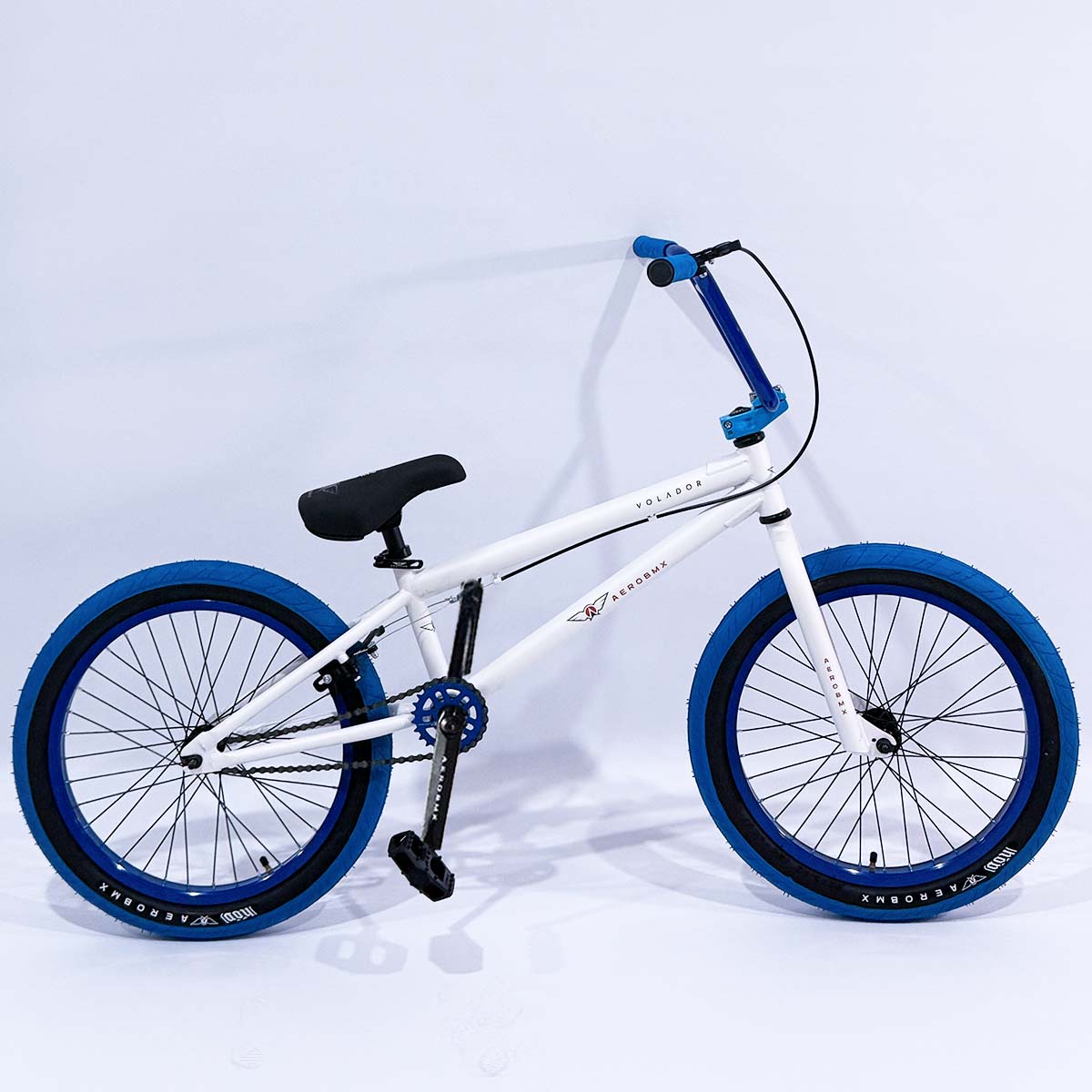 Bicicleta BMX Aerobmx Volador Centro Americano con cranks Rodado 20 color blanco-azul