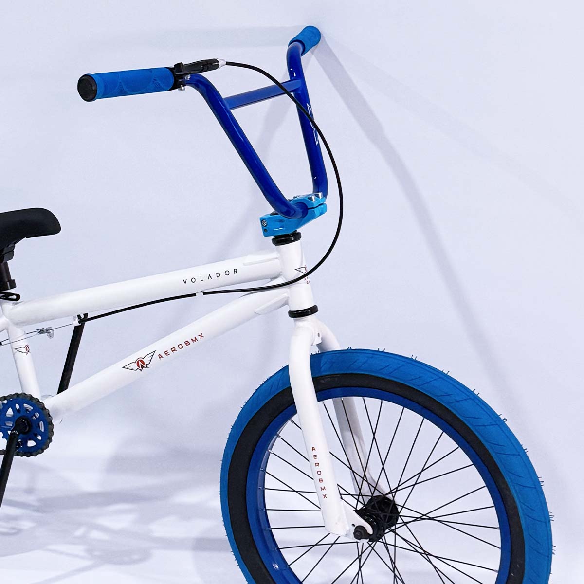 Bicicleta Bmx Aerobmx Volador Centro Americano Rodado 20 color blanco-azul