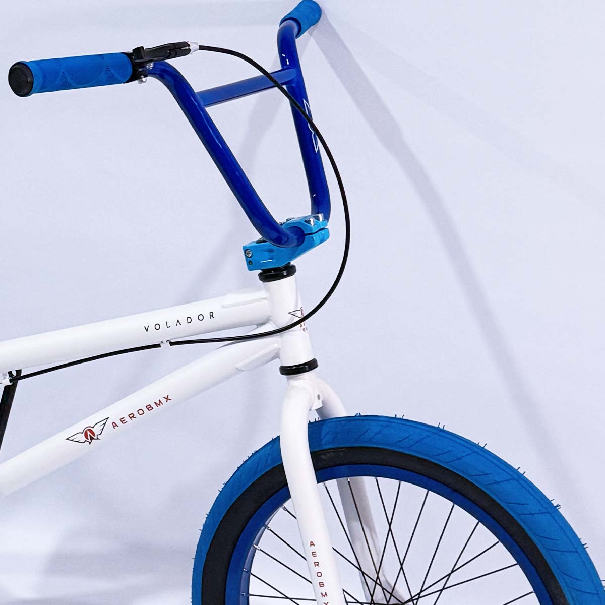 Bicicleta BMX Aerobmx Volador Centro Americano con cranks Rodado 20 color blanco-azul
