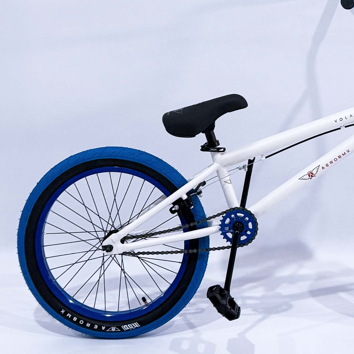 Bicicleta Bmx Aerobmx Volador Centro Americano Rodado 20 color blanco-azul