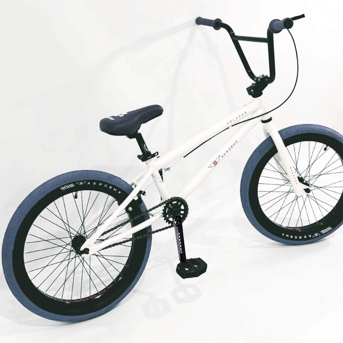 Bicicleta BMX Aerobmx Volador Centro Americano con cranks Rodado 20 color blanco-gris