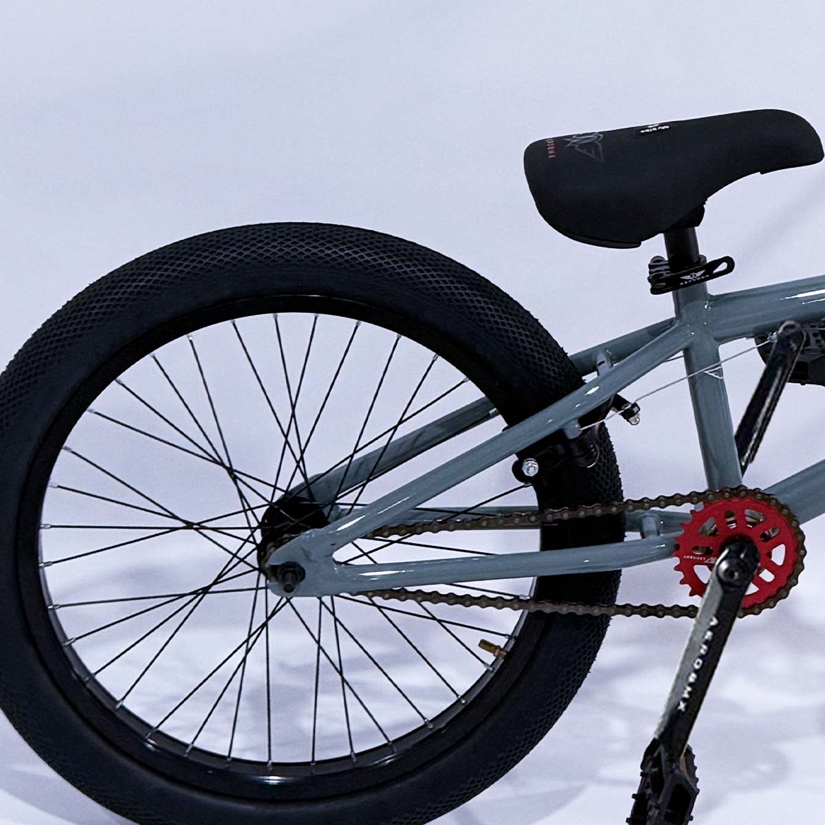 Bicicleta BMX Aerobmx Volador Centro Americano con cranks Rodado 20 color gris