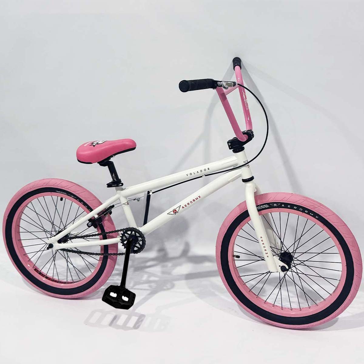 Bicicleta Bmx Aerobmx Volador Centro Americano Rodado 20 color blanco-rosa