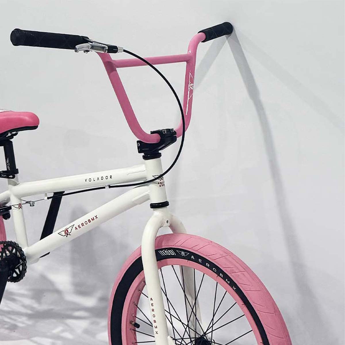 Bicicleta Bmx Aerobmx Volador Centro Americano Rodado 20 color blanco-rosa